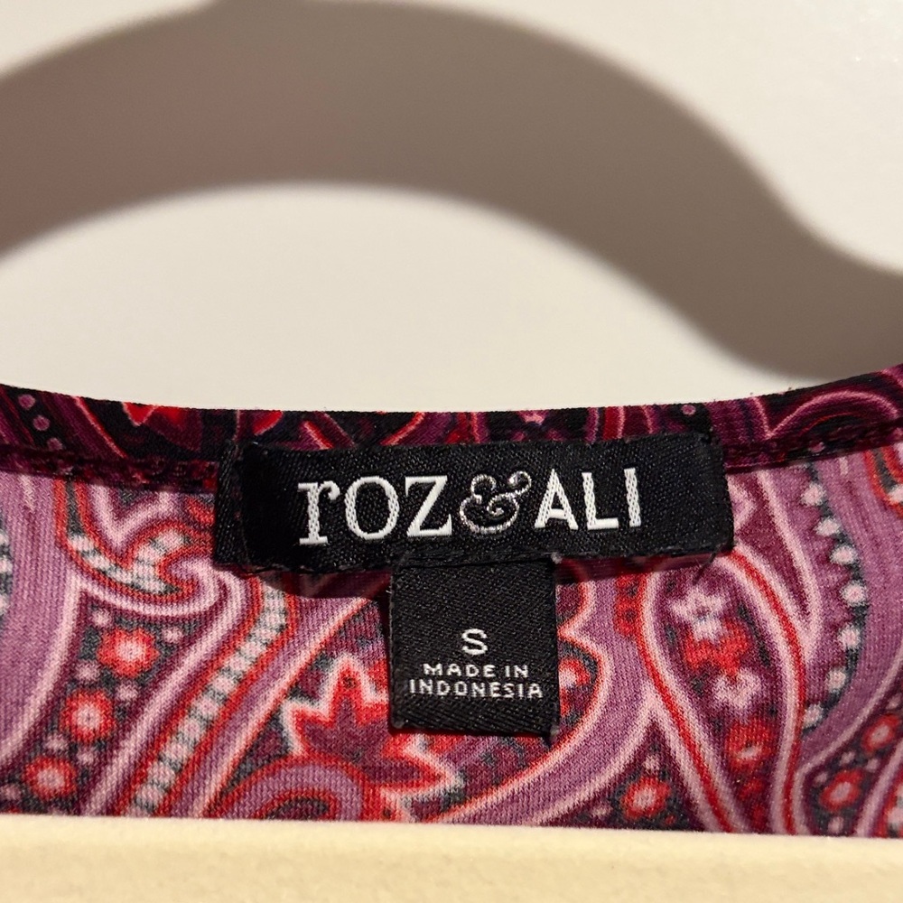 Roz & Ali Burgundy Paisley V-Neck Blouse - Picture 2 of 3